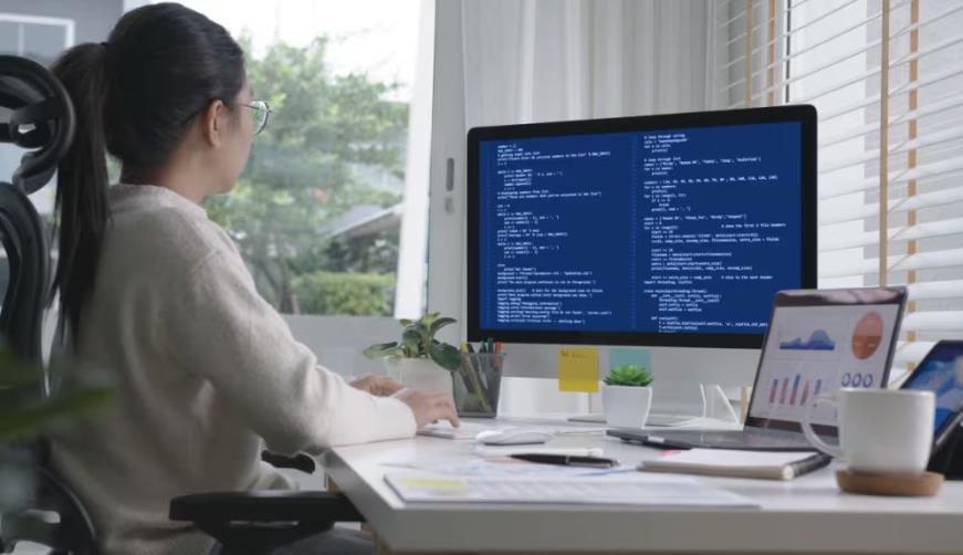 乾县软件开发公司实战建议:网站赋能,为何必须接入支持机器人?